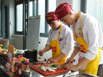 Học sinh, sinh viên trường du lịch tranh tài chế biến món ngon xứ Huế