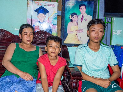 Chờ cha 60 ngày​​​​​​​ và mãi mãi...