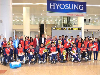 Đoàn Thể thao Người khuyết tật Việt Nam về nước sau Asian Para Games 4