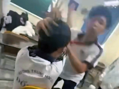 Nam sinh bị bạn đánh ngay trong lớp học