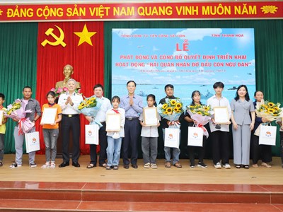Tổng công ty Tân Cảng Sài Gòn nhận đỡ đầu con ngư dân tại Thanh Hóa
