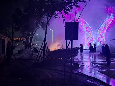 Xe ô tô Mercedes bốc cháy dữ dội sau khi đâm vào vòng xuyến