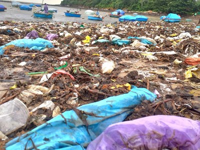 Quảng Ngãi: Bãi biển ngập rác sau mưa lớn