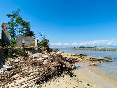 Thấp thỏm lo bờ biển sạt lở, “nuốt trôi” nhà cửa