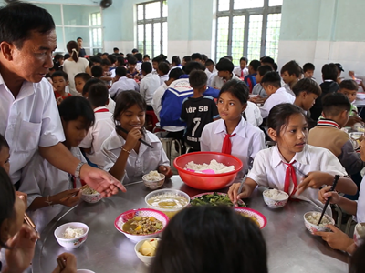 Bữa ăn bán trú nâng bước học trò nghèo ở huyện vùng cao Quảng Ngãi