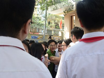 Cầu thủ Quang Hải bị "bủa vây" khi tới cổ vũ cuộc thi “Trường học không ma tuý”