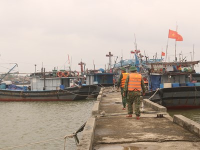 Tàu cá bốc cháy trong đêm khi đang đánh cá trên biển