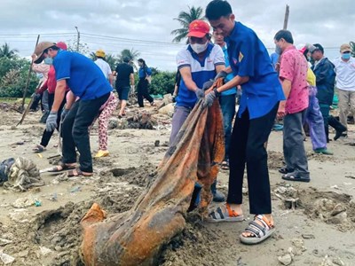 Quảng Ngãi: Hơn 1.000 tình nguyện viên ra quân thu gom rác bãi biển