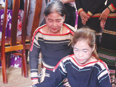 Phụ nữ Ê Đê giữ nghề dệt thổ cẩm