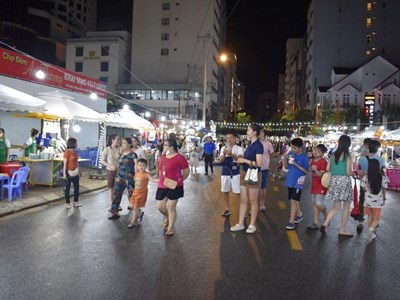 "Nếu cứ tạp nham như thế này, phố Tây sẽ không còn... Tây nữa”