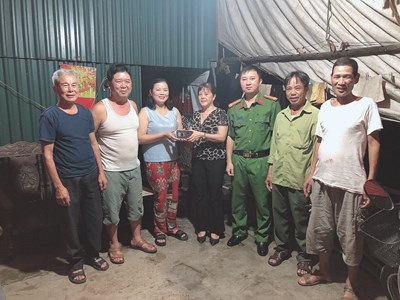 Công an Hà Nội giúp người dân tìm lại tài sản bị đánh rơi ngay trong đêm