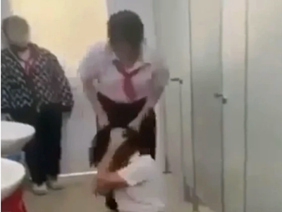 Lại xuất hiện clip nữ sinh đánh nhau trong trường học