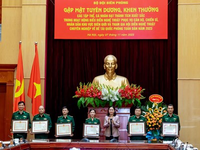 Tuyên dương, khen thưởng Đoàn Văn công Bộ đội Biên phòng