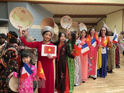 Đẩy mạnh công tác dạy tiếng Việt, truyền thụ bản sắc văn hoá cho người Việt Nam ở nước ngoài