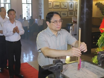 Thủ tướng dâng hoa, dâng hương Chủ tịch Hồ Chí Minh, thăm và làm việc tại Khu kinh tế Nghi Sơn