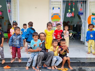 Hiến đất xây trường cho học sinh đồng bào Cor