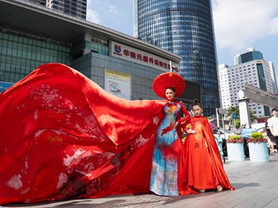 NTK Thạch Linh thể hiện tình yêu đất nước qua tà áo dài