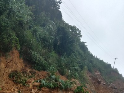 Quảng Nam: Mưa lớn gây sạt lở trên núi, lũ trên sông dâng cao