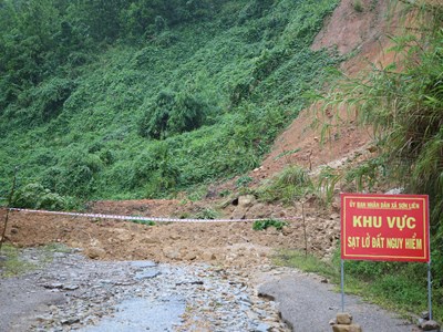 Quảng Ngãi: Sạt lở núi chia cắt nhiều tuyến đường, làm sập nhà dân