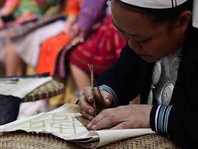 “Sáp ong - Sắc chàm”, đặc sản văn hóa thu hút du lịch