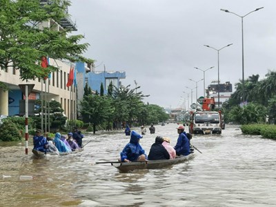 Lật ghe giữa mưa lũ, 2 người chết và mất tích