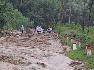 Tập trung khắc phục các điểm sạt lở gây ách tắc giao thông ở miền núi Quảng Ngãi