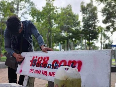 Bắt nhóm nhóm đối tượng xịt sơn quảng cáo web cờ bạc lên ghế đá công cộng