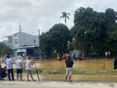 Tìm kiếm bé gái bị trượt chân rơi xuống sông