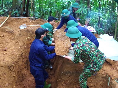 Tìm thấy và quy tập 4 hài cốt liệt sĩ ở bản Rum Ho