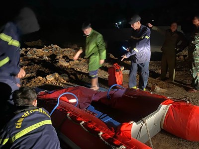 Thương tâm ba bố con đuối nước khi lật thuyền đánh cá