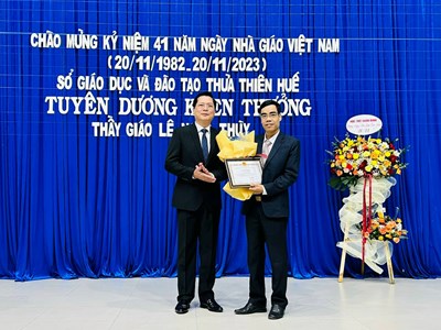 Thừa Thiên Huế: Tuyên dương thầy giáo dũng cảm cứu người trong lũ dữ