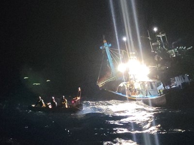 Cứu 14 ngư dân bị chìm tàu cá tại vùng biển Phú Quý