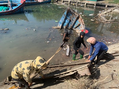 Quảng Ngãi: Ra quân thu dọn 30 xác tàu cá ở cảng cá Sa Huỳnh