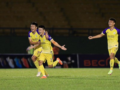 CLB Hà Nội đánh bại B.Bình Dương trong trận đấu bù V.League