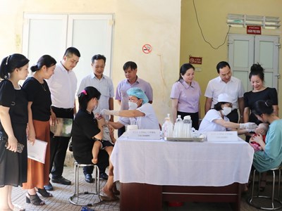 Tổ chức nhiều đoàn giám sát chiến dịch cho trẻ uống vitamin A trên toàn quốc