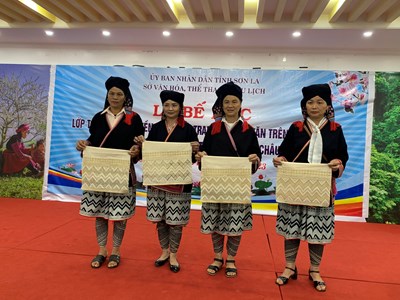 Nhân lên giá trị trang phục người Dao Tiền