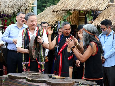 Đại tướng Tô Lâm thăm hỏi các nghệ nhân tham gia Ngày hội VHTTDL các dân tộc vùng Tây Nguyên