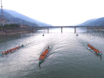 Lễ hội Đua thuyền đuôi én và Giải vô địch CLB Dù lượn quốc gia