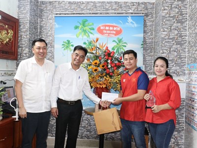 Lãnh đạo tỉnh Bình Dương thăm và chúc mừng nhà vô địch thế giới Lại Lý Huynh