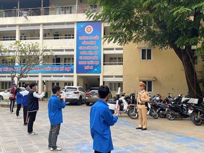 Tập huấn đội hình hướng dẫn giao thông của Thành đoàn Hà Nội