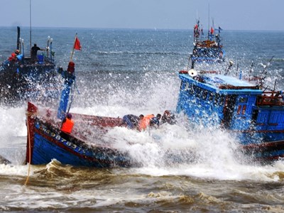 Cứu vớt an toàn 11 ngư dân bị nạn ở vùng biển Hoàng Sa