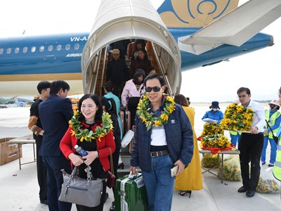 Những hành khách đầu tiên “xông đất” sân bay Điện Biên trên máy bay hiện đại