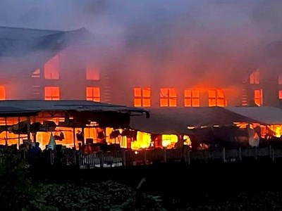 Thừa Thiên Huế: Chợ Khe Tre cháy lớn lúc rạng sáng, nhiều hàng hóa bị thiêu rụi