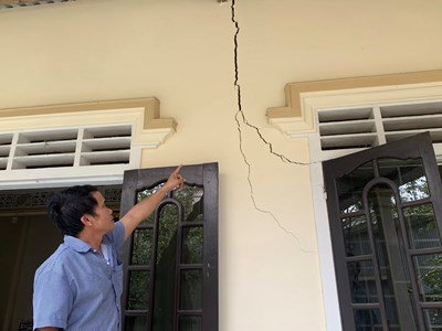 Thi công kè và cầu đi bộ ven sông Như Ý, TP Huế: Người dân lo lắng vì nhà nứt, vườn sụt lún