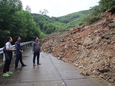 Sạt lở ở miền núi Quảng Ngãi gây chia cắt trên tuyến tỉnh lộ 624