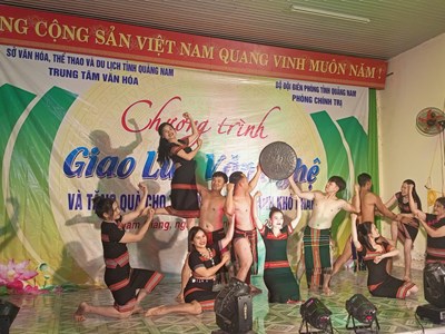 Giao lưu, biểu diễn văn nghệ tại các xã khu vực biên giới Nam Giang