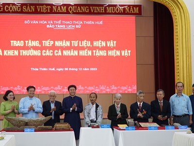 Bảo tàng Lịch sử tỉnh Thừa Thiên Huế tiếp nhận gần 80 hiện vật, tư liệu quý được hiến tặng