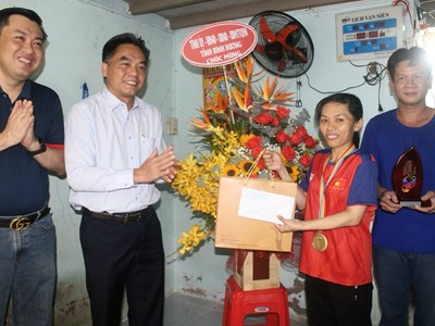 Lãnh đạo tỉnh Bình Dương thăm và chúc mừng nhà vô địch bi sắt thế giới