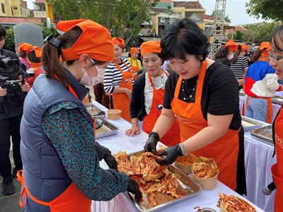 Trải nghiệm làm kim chi tập thể tại Ngày văn hóa Hàn Quốc tại Hội An
