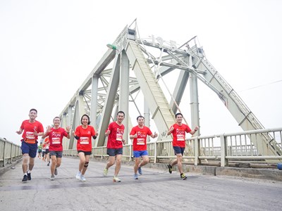 Hơn 1.000 người chạy marathon “khám phá danh thắng Hàm Rồng" ở Thanh Hóa